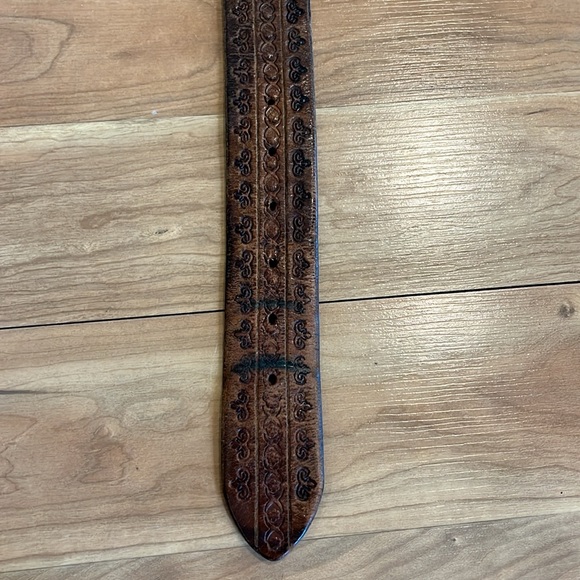 SOLD Vintage brown tooled leather brown belt with brass buckle size 31-36 - Picture 6 of 10